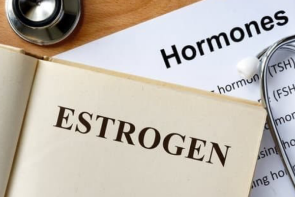 Estrogen i progesteron – jaki mają wpływ na włosy?